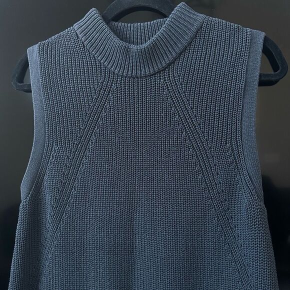Brochu Walker Gray Sleeveless Sweater with White Hem - Picture 2 of 9